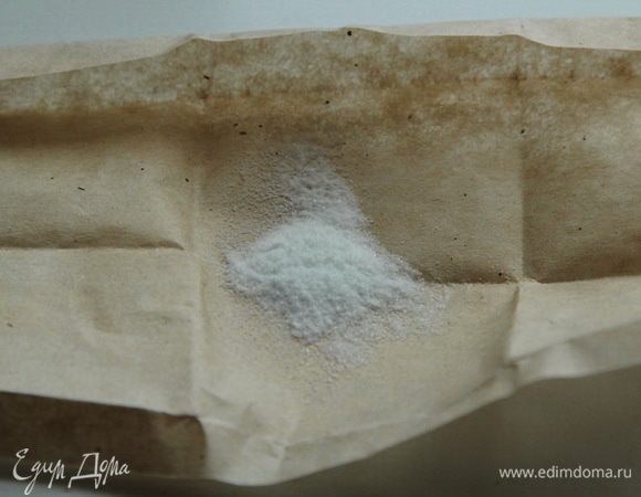 Для начала показываю как выглядит витамин С в порошке. Вот отсюда мы двумя пальчиками берем щепотку. Для чего? Мука сейчас, даже высшего сорта, не самого лучшего качества и может подвести в самый ответственный момент. Поэтому для того, чтобы тесто не расплывалось и держало форму, добавляем эту щепотку витамина С, чтобы во время активного замеса хорошо развивалась клейковина.