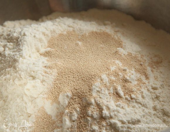 Смешиваем 225 грамм муки, витамин С, дрожжи.
