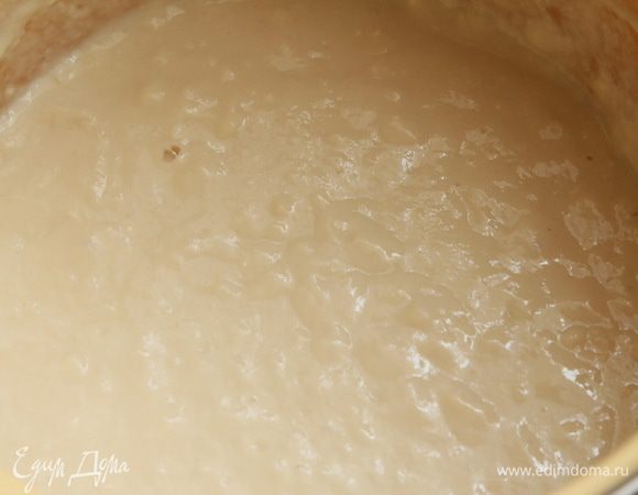 Добавляем всю теплую воду и вымешиваем. Получившееся тесто оставляем в покое на 15 минут для того, чтобы растворились дрожжи.