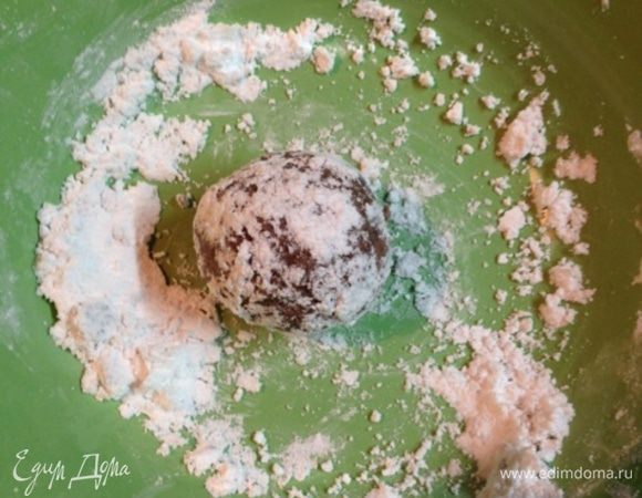 Лепим шарик с грецкий орех и хорошенько обваливаем его в сахарной пудре.