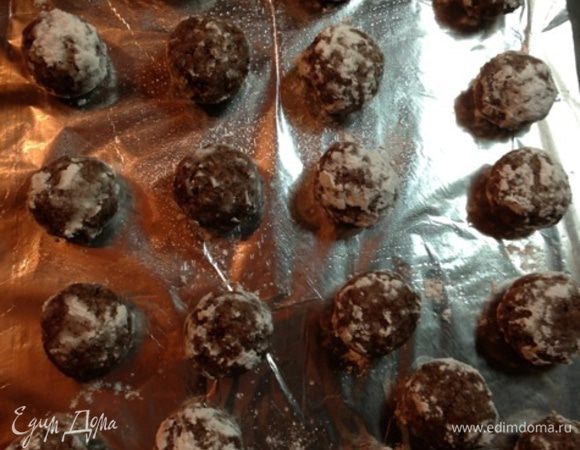 Выкладываем шарики на застеленный бумагой противень (я для надежности еще немного промасливаю бумагу) и выпекаем в разогретой до 180 градусов духовке 15 минут.