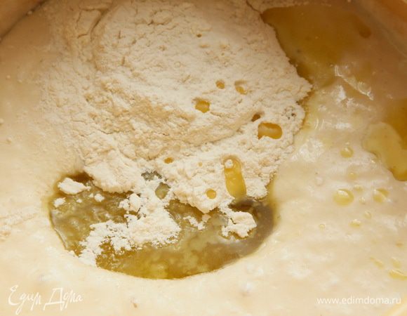 Через 15 минут добавляем сахар, соль, растительное масло и 1 столовую ложку муки с хорошей горкой (у меня получилось 50 грамм). Миксером на высокой скорости смешиваем 2 минуты. После этого тесто получится таким гладким и пузырчатым.