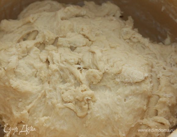 Теперь добавляем оставшуюся муку и делаем замес. Тесто будет липнуть к рукам, но это нужно пережить. Замешиваем недолго, только до того момента, как вся мука распределится в тесте.