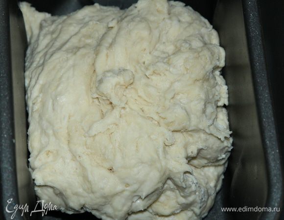 Оставляем отдохнуть на 20 минут. Далее промешиваем тесто до гладкости. Я отправила тесто в хлебопечку, и на режиме "Замес теста" она мне вымешивала  его в течение 5 минут. 