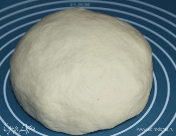 Этого времени хватило, чтобы тесто стало гладким. Вынимаем из хлебопечки тесто, формируем шар.