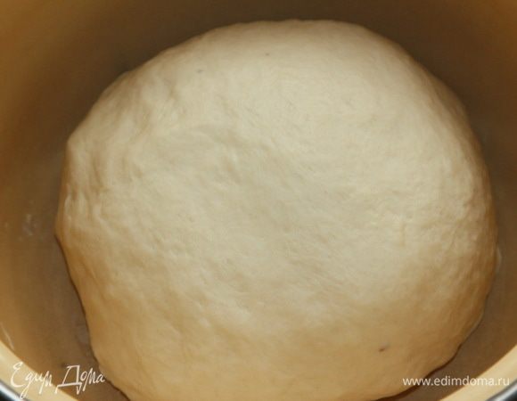 Вынимаем из емкости, хорошо обминаем, снова отправляем в хлебопечку на 5 минут для замеса. Формируем шар, отправляем в кастрюлю, накрываем крышкой. Далее я включила духовку на самый минимум, на решетку варочной поверхности постелила полотенце и кастрюлю поставила сверху. Оставила на 1,5 часа.
