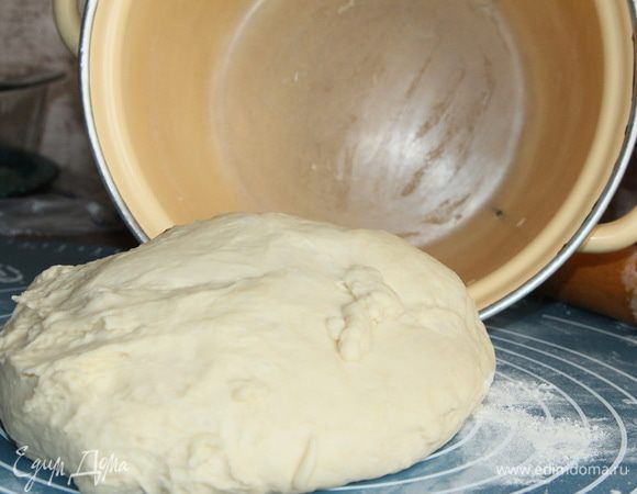 Перекладываем тесто на поверхность для замеса. Специально сфотографировала так, чтобы было видно, что тесто "покидает" кастрюлю полностью. Ну, не без помощи рук, но без проблем...