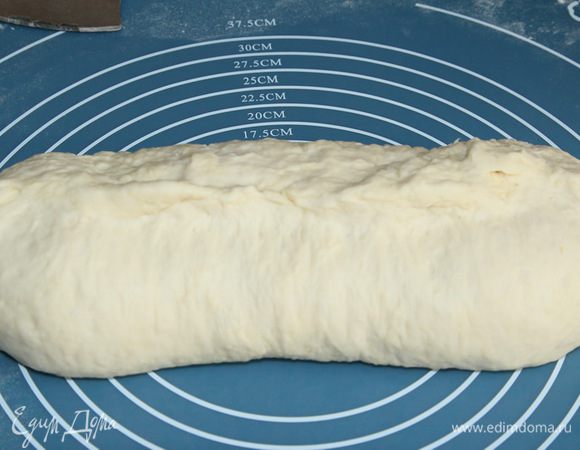 Затем сворачиваем пласт в рулет и защипываем его по всей длине.