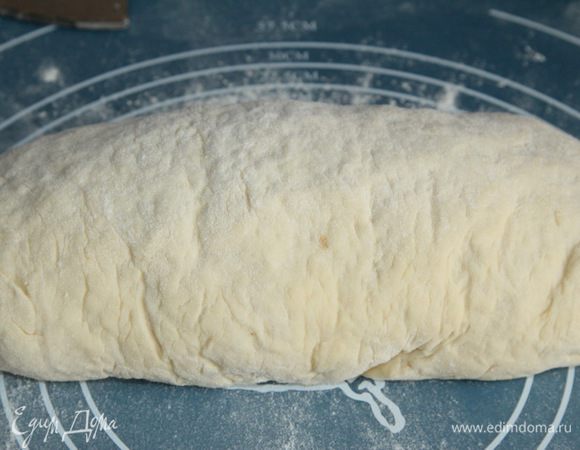 Прокатываем в муке до ровного рулетика и укладываем в форму для выпечки. У меня старая хлебозаводская форма, практически - антиквариат!