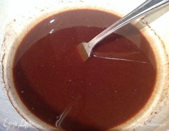 Добавить какао, растительное масло и ванильный сахар, хорошо перемешать.