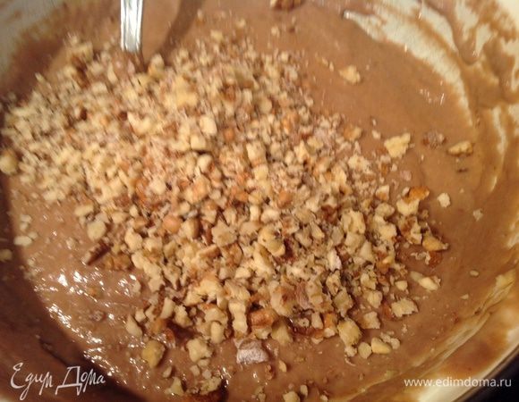Добавить рубленые орехи и хорошо перемешать.