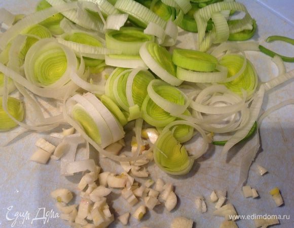 Нарежьте лук-порей кольцами, а чеснок как можно мельче. Обжарьте на растительном масле в глубокой сковороде или сотейнике.