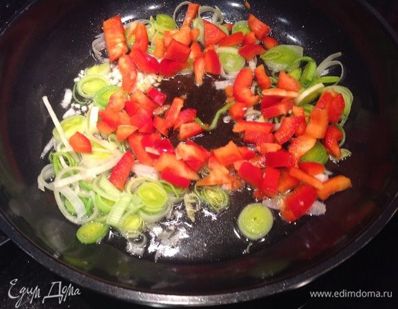 Добавьте очищенный от плодоножки и семян, порезанный болгарский перец.