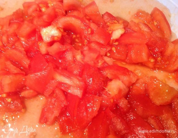 Помидоры обдайте кипятком, очистите и нарежьте.