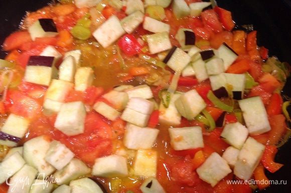 Помидоры и баклажаны добавьте к овощам, накройте крышкой и тушите 7-10 минут.