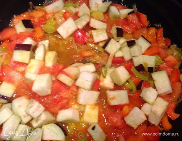 Помидоры и баклажаны добавьте к овощам, накройте крышкой и тушите 7-10 минут.