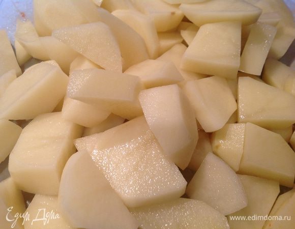 Добавьте очищенный и нарезанный на ломтики картофель. Посолите, приправьте перцем, если необходимо добавьте немного горячей воды. Тушите 20 минут.