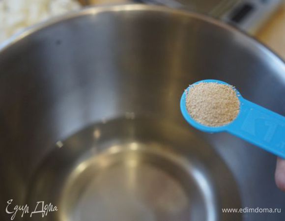 В теплой воде развести сахар, посыпать сверху дрожжи, оставить на 10-15 минут.