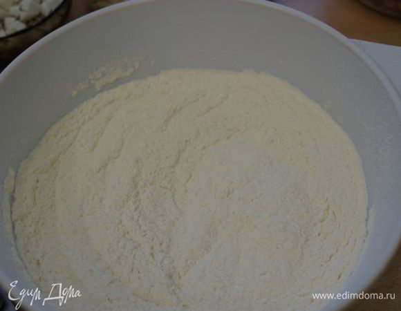 Смешать муку, соль, пекарский порошок, просеять.