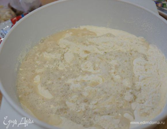 Влить воду в муку, она должна впитаться.