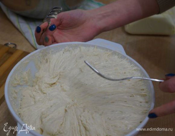 Духовку включаем на 220"С. Берем 2 вилки, обминаем тесто по краям миски, разделить на 2 части. 