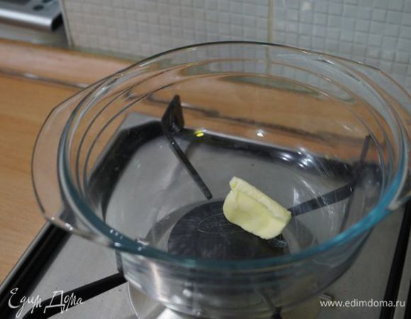 Берем 2 хороших кусочка мягкого сливочного масла.