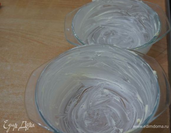 И очень обильно смазываем наши формы для выпечки.