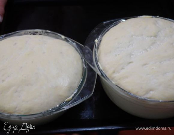 Тесто хорошо увеличилось в объеме; здесь 2 формы - 0,9  и 1,5 л, ранее я писала, что лучше взять миски объемом 1 л.