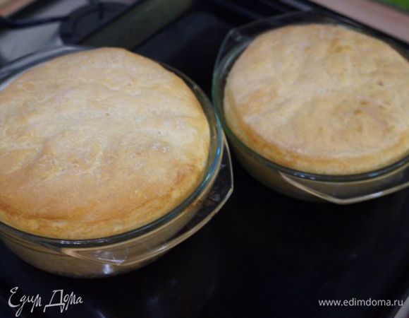 Выпекать 15-17 минут при 220"С, снизить до 190"С и выпекать еще столько же. Признаки готовности - румяная корочка, золотистые стенки и донышко хлеба.