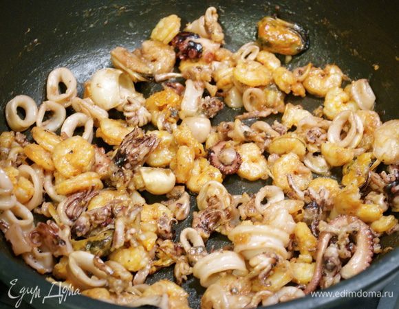 Морепродукты обжарить в небольшом количестве оливкового масла.  