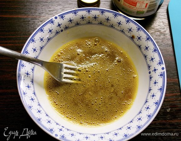 Яйцо разбить и смешать с небольшим количеством соевого соуса.