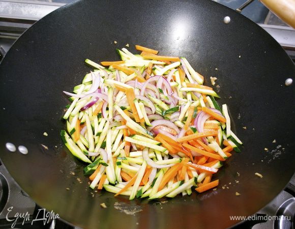 Сбрызнуть сковороду небольшим количеством масла. Выложить в вок овощи и также, помешивая, быстро обжарить. Слегка посолить.
