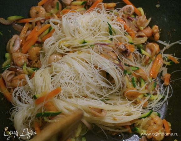 Заранее приготовить рисовые спагетти, согласно указаниям на упаковке. Как только овощи станут мягче, добавить к ним морепродукты, спагетти из риса и в конце - яйцо... Тщательно все перемешать.
