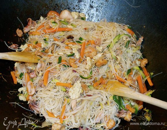 Подавать сразу же! В случае необходимости добавить еще соевого соуса...