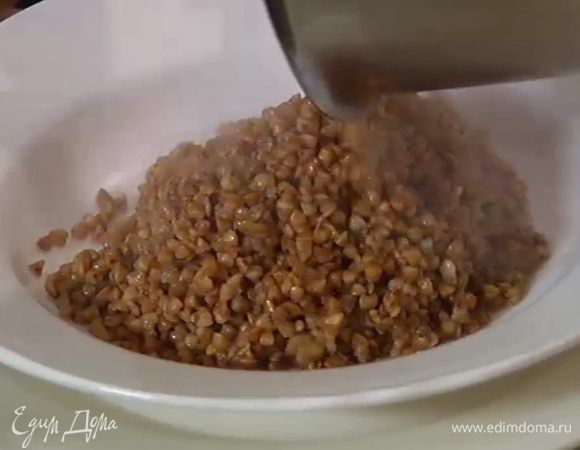 Гречку залить кипятком и отварить до готовности согласно инструкции на упаковке.