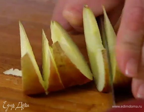 Яблоко, удалив сердцевину, нарезать тонкими дольками.