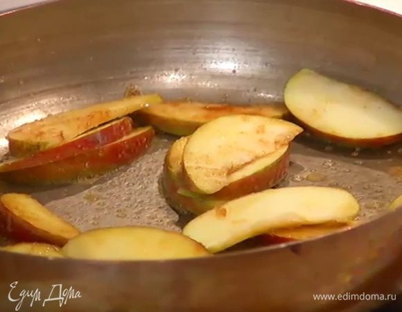 В сковороде разогреть 1 ч. ложку сливочного масла, выложить яблоки, посыпать их сахаром и корицей и прогреть.