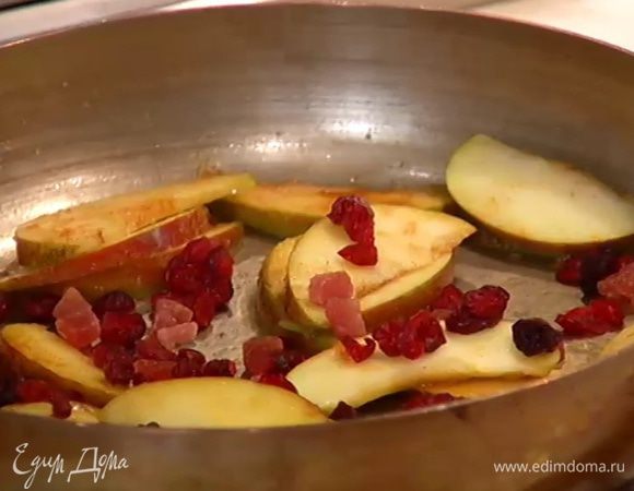 Когда сахар растворится, добавить вяленые ягоды, перемешать и прогреть еще немного.