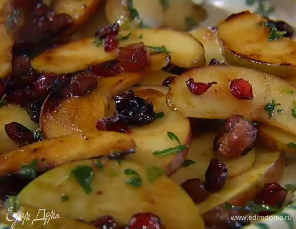 Мяту мелко порубить, добавить в сковороду с яблоками, еще раз все перемешать и снять с огня.