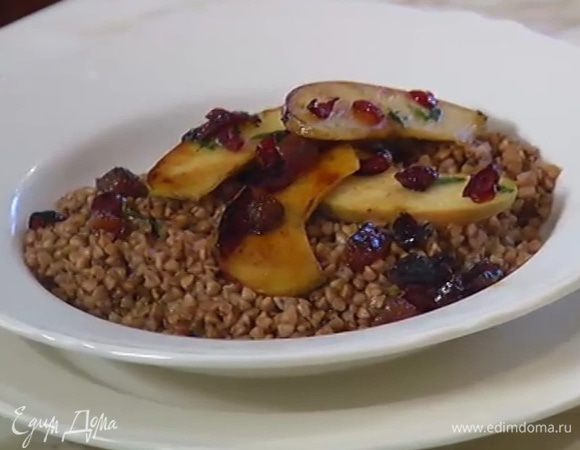 В готовую гречку добавить оставшееся сливочное масло и подавать ее с яблоками и ягодами.