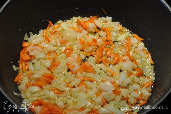 Морковь и лук мелко порезать. Лук - кубиками, морковь - соломкой. Потушить на растительном масле в сковороде.