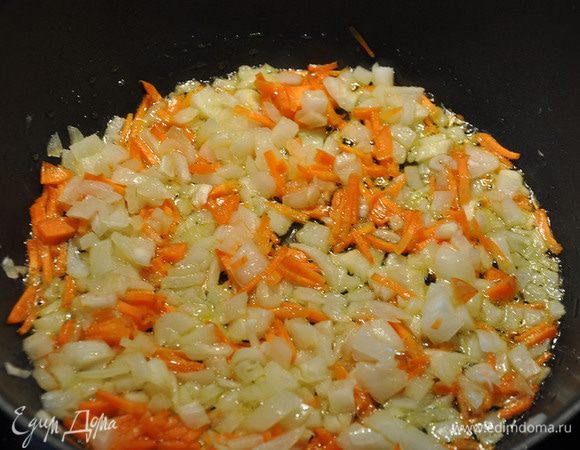 Морковь и лук мелко порезать. Лук - кубиками, морковь - соломкой. Потушить на растительном масле в сковороде.