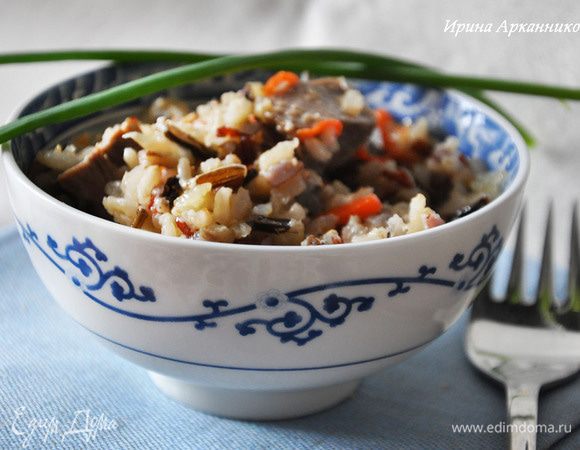 Рис отварить в подсоленной воде до готовности. Процедить, переложить в сковороду, подсолить, поперчить. Тушить под крышкой несколько минут.