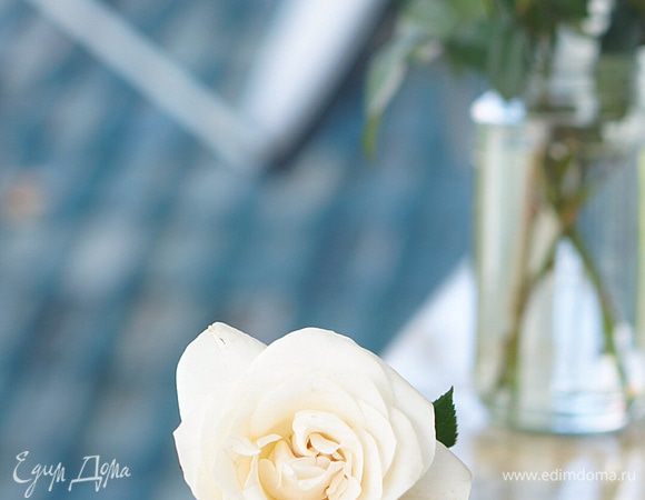 Готовый торт я полила растопленным молочным шоколадом.