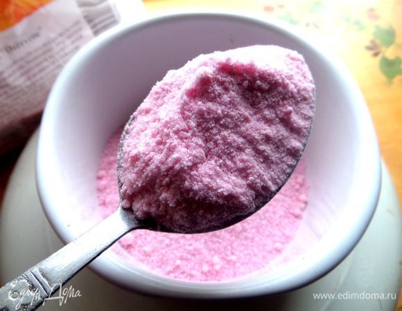 Вместо крахмала я взяла готовый порошок клюквенного киселя (в нем уже есть сахар), но Вы можете взять простой крахмал.