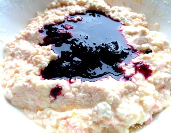 Но цвет получился не сильно насыщенный, поэтому я ещё добавила пару ложек тертой смородины!