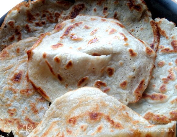 Берём тефлоновую форму (у меня диаметром 22 см), смазываем маслом и стелим блинки на дно, чтобы они зашли на бортики! (Можно блины разорвать пополам и тогда удобнее будет выкраивать дно!)