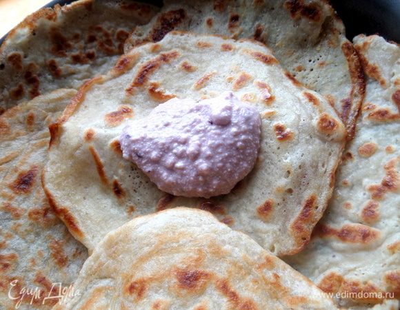 Выкладываем на блины начинку...