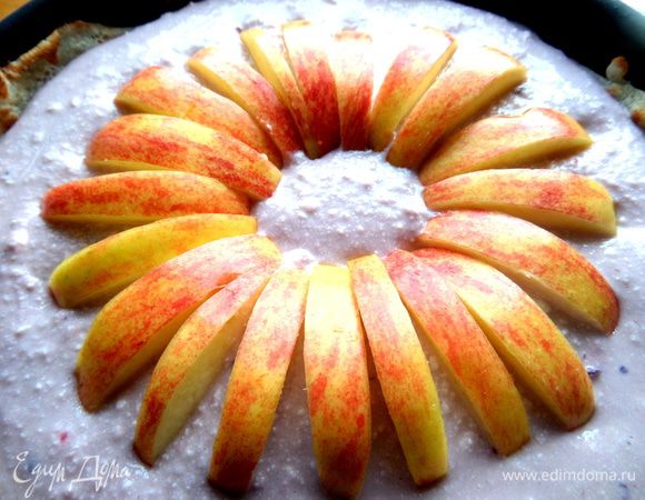 И втыкаем дольки в тесто в виде цветка! Чем не хризантема?)))