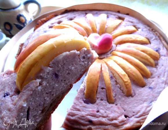 Как видите, он отлично держит форму, а благодаря блинному коржу можно держать в руке, как настоящий пирог!